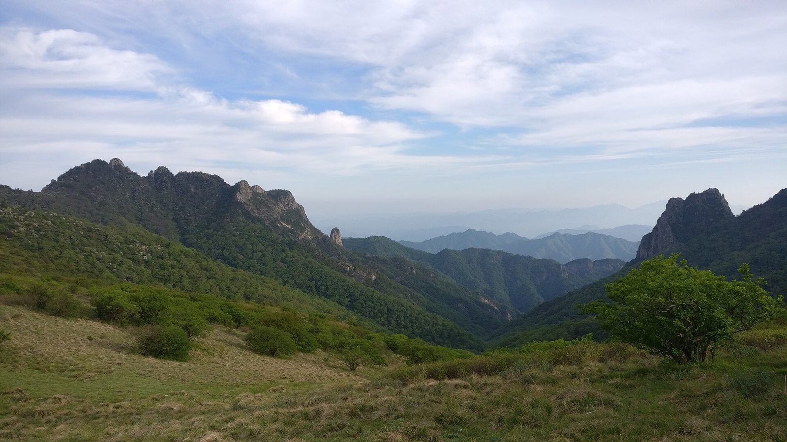 秦岭山脊与起伏的山峦
