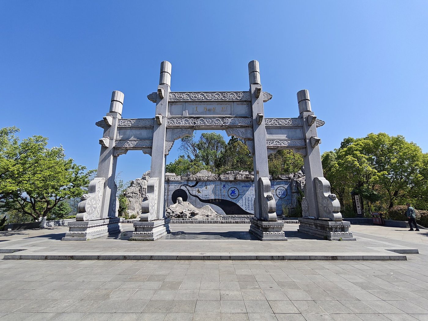 旬阳宋家岭观景台的石牌坊与广场